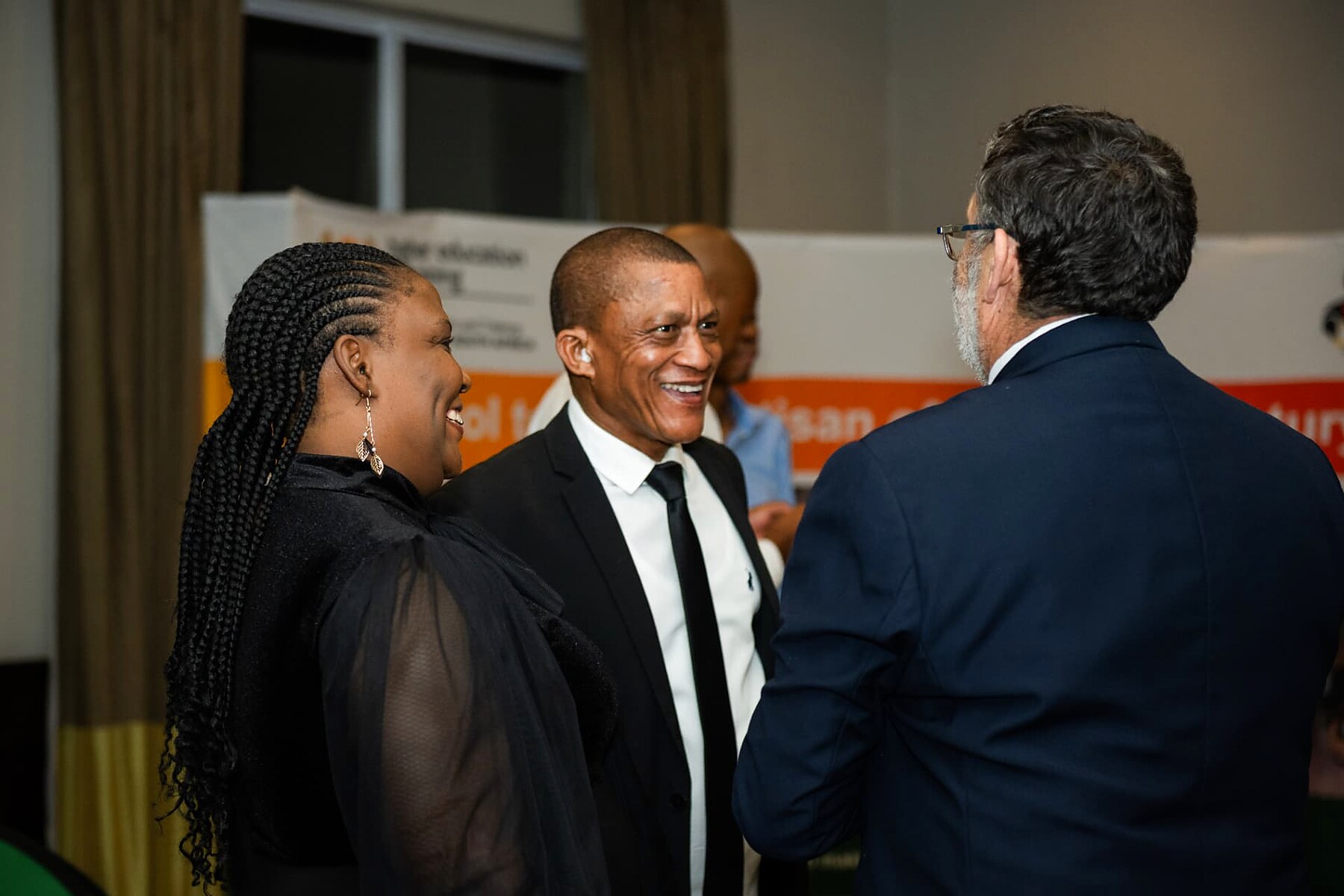 Guests sharing a laugh during the SANAA 2026 pre-gala reception
